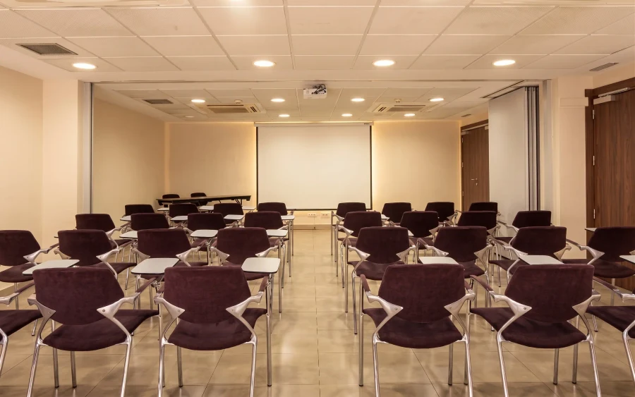 Sala Viena + Capellanes, la sala más grande de Suites Viena: 61 m² en montaje teatro con pantalla, junto a Plaza de España