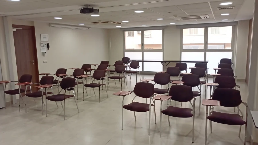 Sala Viena + Capellanes con sillas de pala y luz natural por los ventanales, montaje para cursos en Madrid