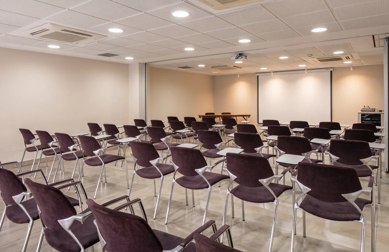 Sala Viena + Capellanes en montaje teatro con pantallas de proyección, para presentaciones y conferencias en Madrid