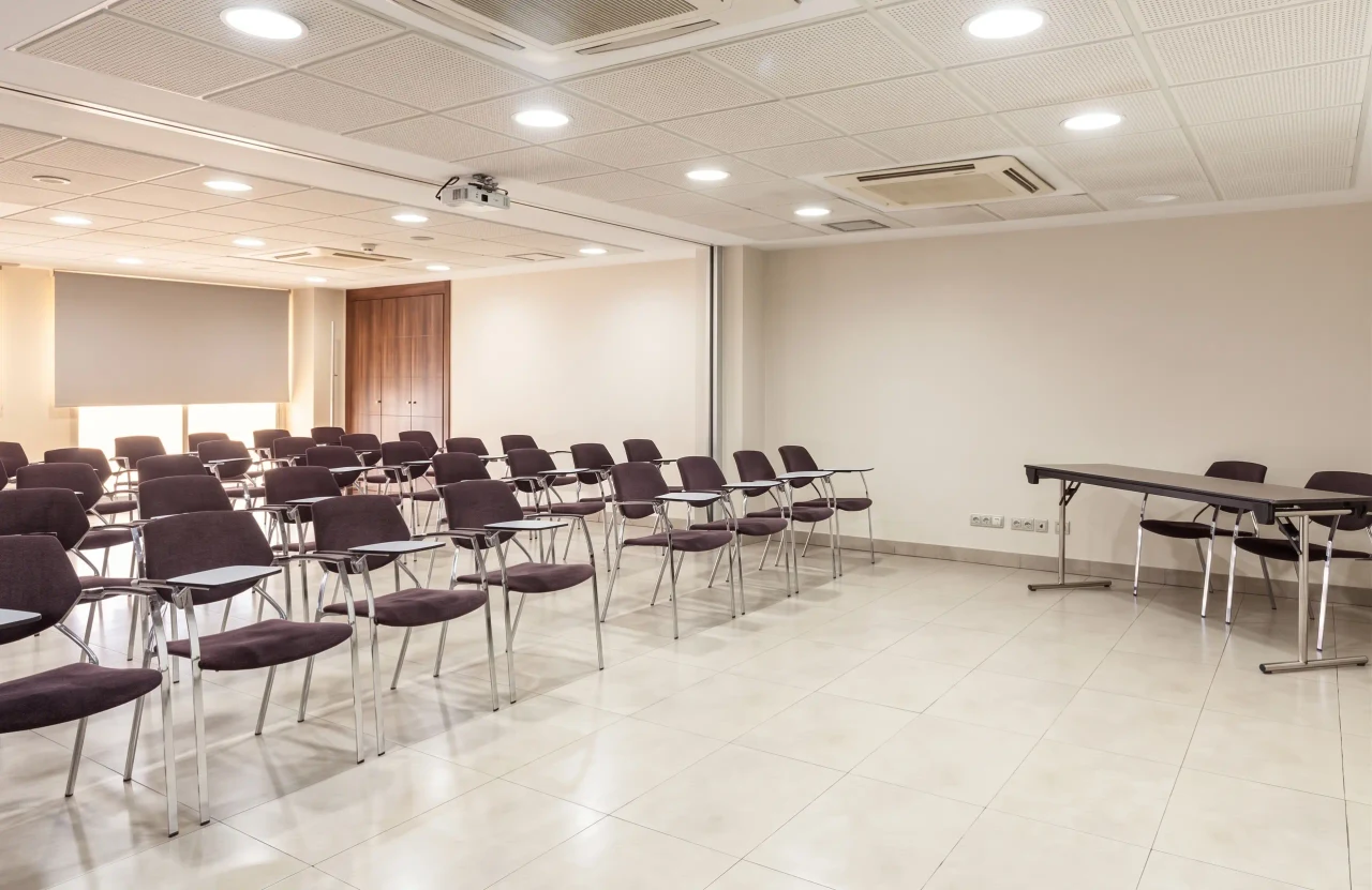 Sala Viena + Capellanes en montaje teatro con mesa de ponente, para charlas y formaciones en Madrid centro